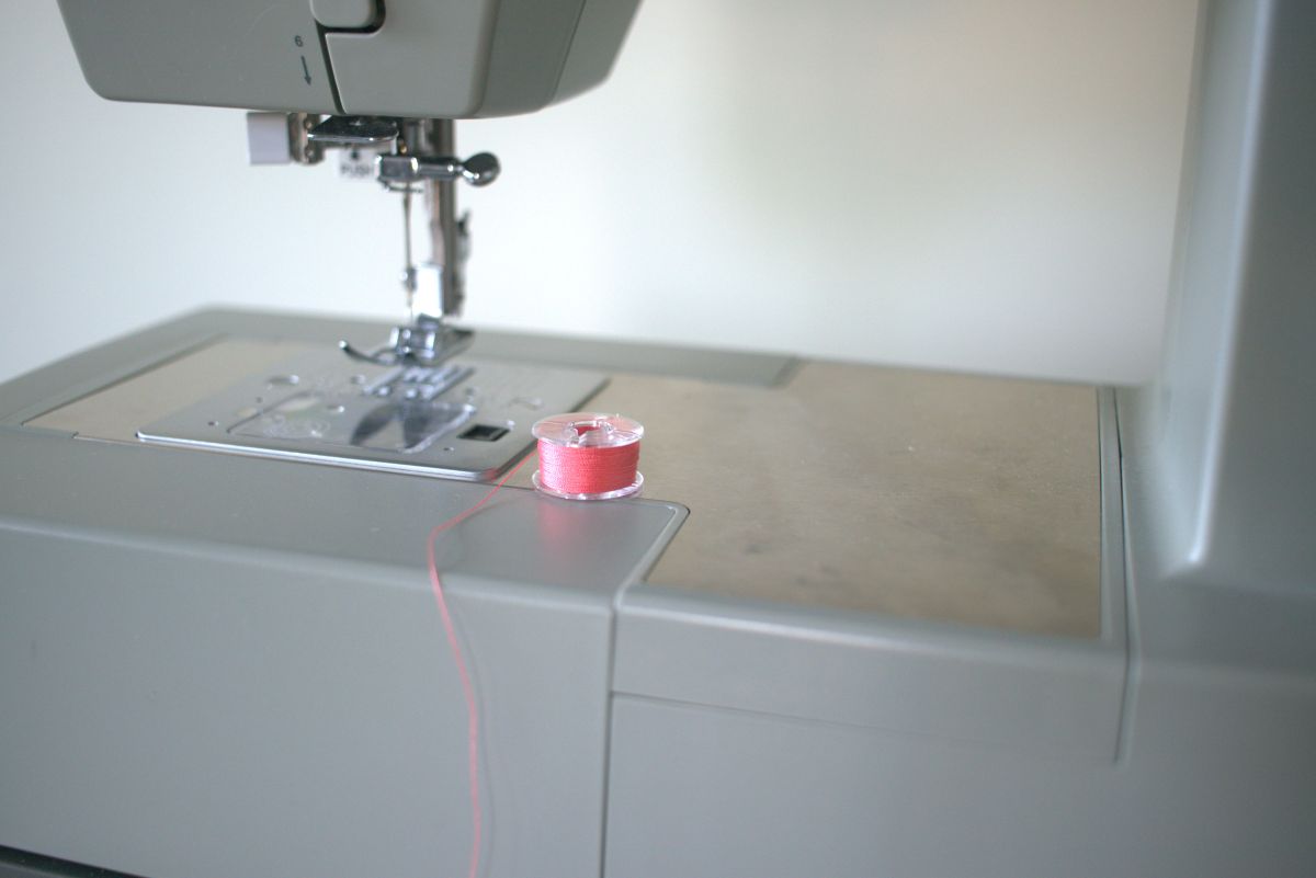 How to thread a sewing machine step by step - Self-taught Sewist